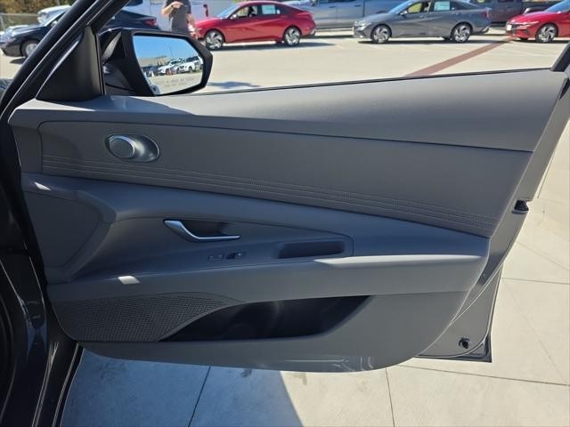 Hyundai Elantra Vehicle Full-screen Gallery Image 30