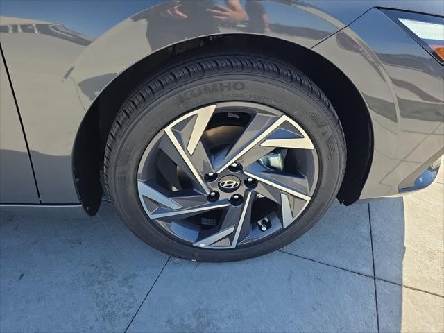 Hyundai Elantra Vehicle Full-screen Gallery Image 31