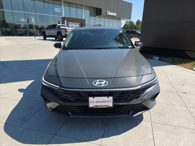 Hyundai Elantra Vehicle Full-screen Gallery Image 2