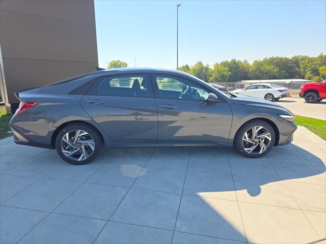 Hyundai Elantra Vehicle Full-screen Gallery Image 4