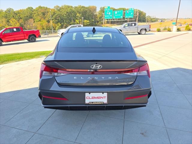 Hyundai Elantra Vehicle Full-screen Gallery Image 7