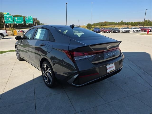 Hyundai Elantra Vehicle Full-screen Gallery Image 8