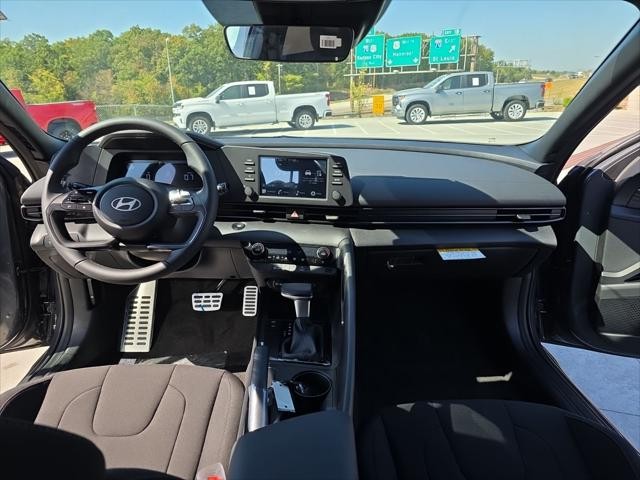 Hyundai Elantra Vehicle Full-screen Gallery Image 9