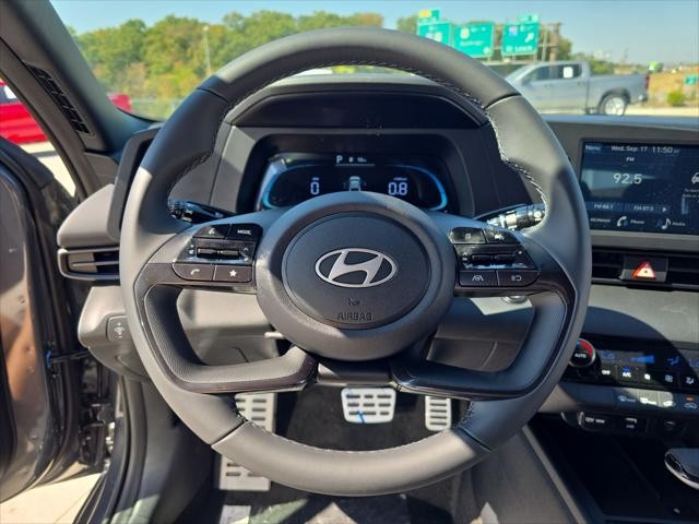 Hyundai Elantra Vehicle Full-screen Gallery Image 11