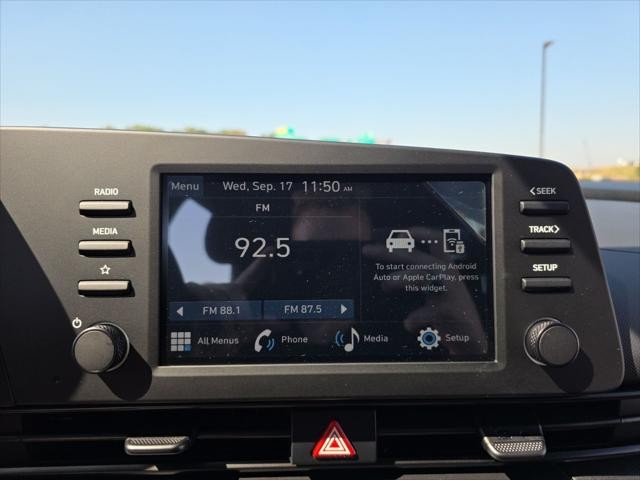 Hyundai Elantra Vehicle Full-screen Gallery Image 16