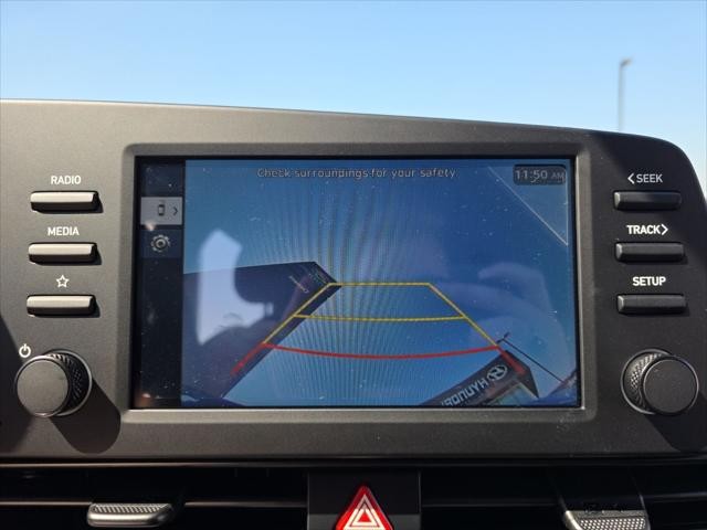 Hyundai Elantra Vehicle Full-screen Gallery Image 17