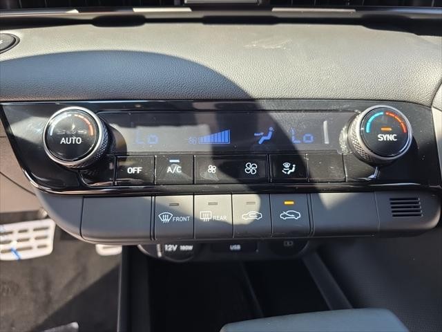 Hyundai Elantra Vehicle Full-screen Gallery Image 18