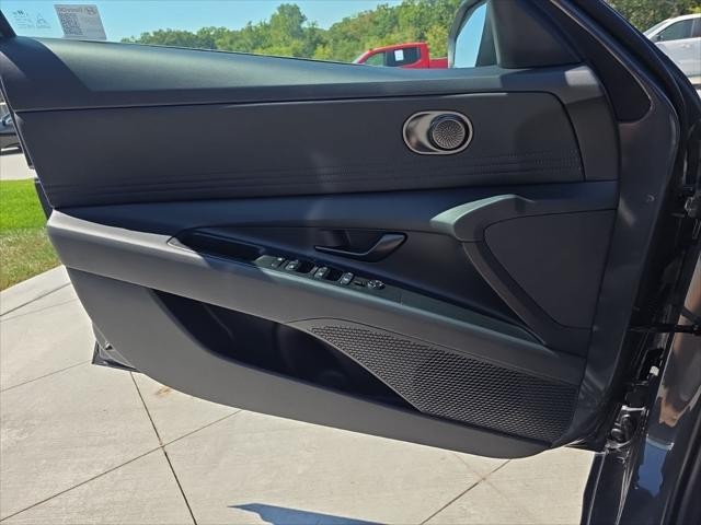 Hyundai Elantra Vehicle Full-screen Gallery Image 21