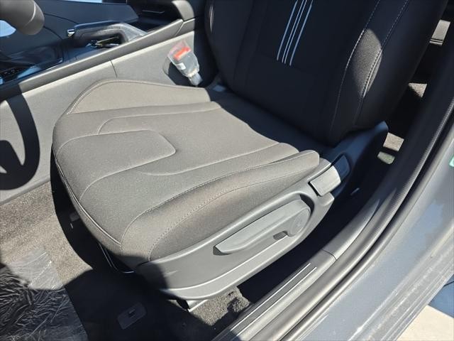 Hyundai Elantra Vehicle Full-screen Gallery Image 22