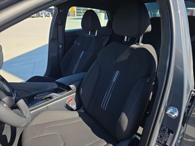 Hyundai Elantra Vehicle Full-screen Gallery Image 23