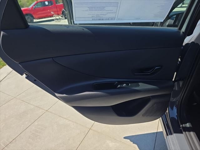 Hyundai Elantra Vehicle Full-screen Gallery Image 24