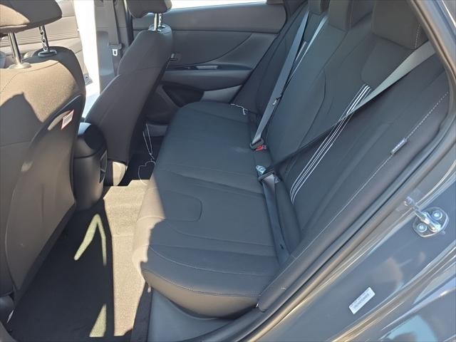 Hyundai Elantra Vehicle Full-screen Gallery Image 25