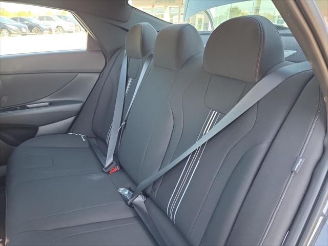 Hyundai Elantra Vehicle Full-screen Gallery Image 26