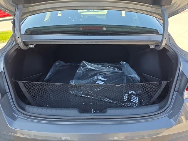 Hyundai Elantra Vehicle Full-screen Gallery Image 27