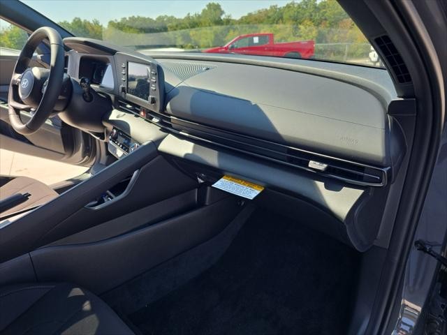 Hyundai Elantra Vehicle Full-screen Gallery Image 29