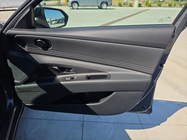 Hyundai Elantra Vehicle Full-screen Gallery Image 30