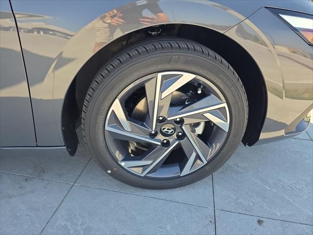 Hyundai Elantra Vehicle Full-screen Gallery Image 31