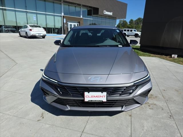 Hyundai Elantra Vehicle Full-screen Gallery Image 2