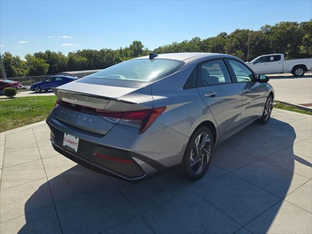 Hyundai Elantra Vehicle Full-screen Gallery Image 6