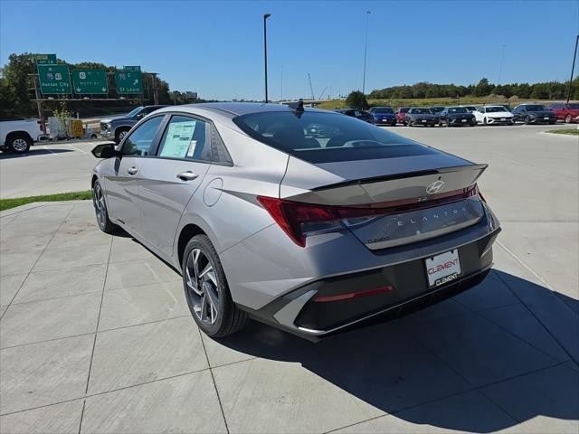 Hyundai Elantra Vehicle Full-screen Gallery Image 8