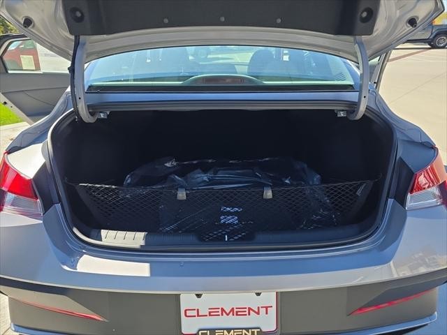 Hyundai Elantra Vehicle Full-screen Gallery Image 9