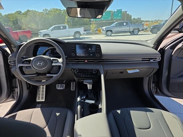 Hyundai Elantra Vehicle Full-screen Gallery Image 10