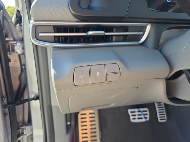 Hyundai Elantra Vehicle Full-screen Gallery Image 11