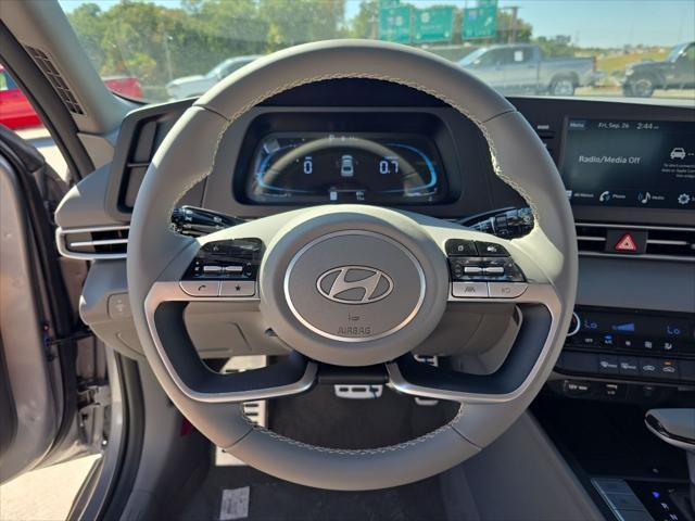 Hyundai Elantra Vehicle Full-screen Gallery Image 12