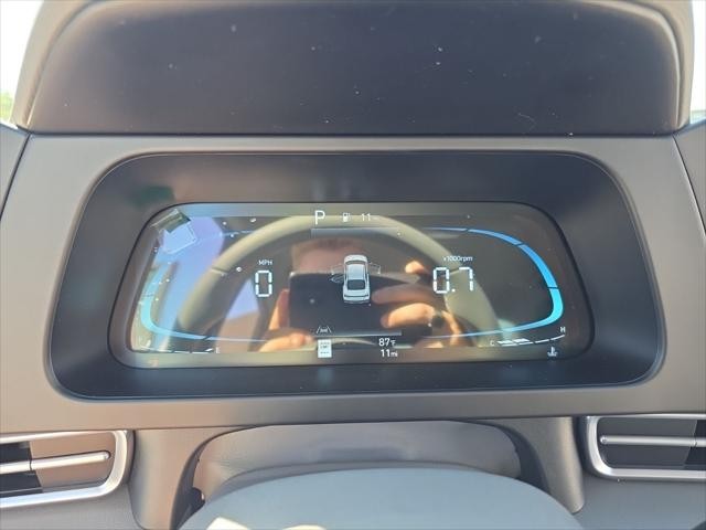 Hyundai Elantra Vehicle Full-screen Gallery Image 16