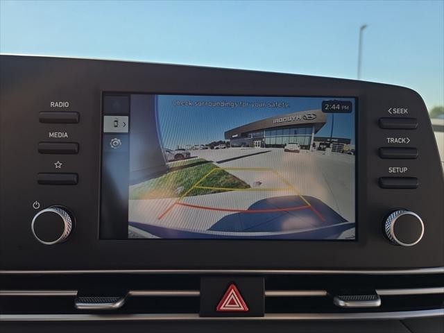 Hyundai Elantra Vehicle Full-screen Gallery Image 18