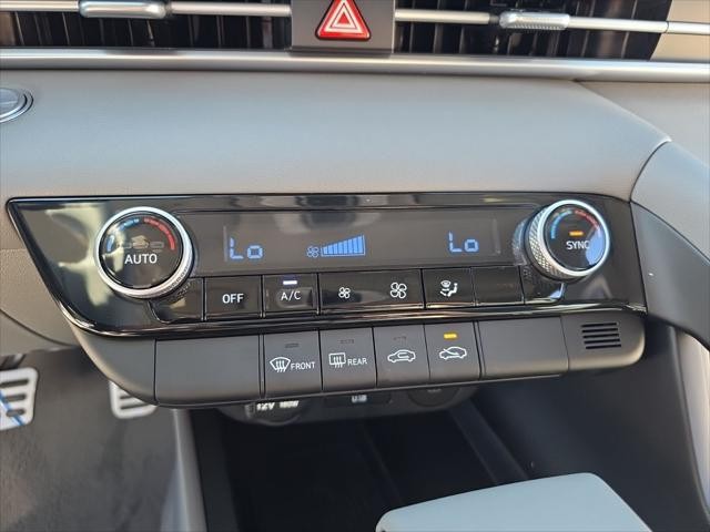 Hyundai Elantra Vehicle Full-screen Gallery Image 19