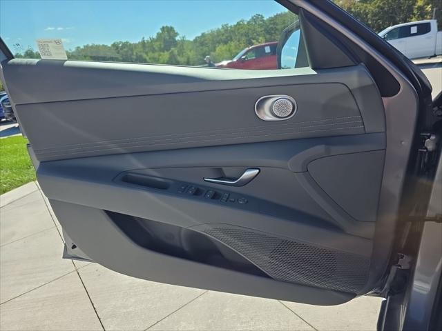 Hyundai Elantra Vehicle Full-screen Gallery Image 22