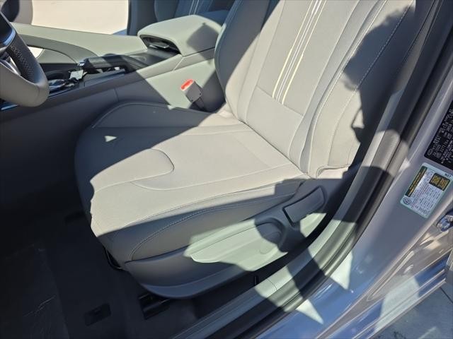 Hyundai Elantra Vehicle Full-screen Gallery Image 23