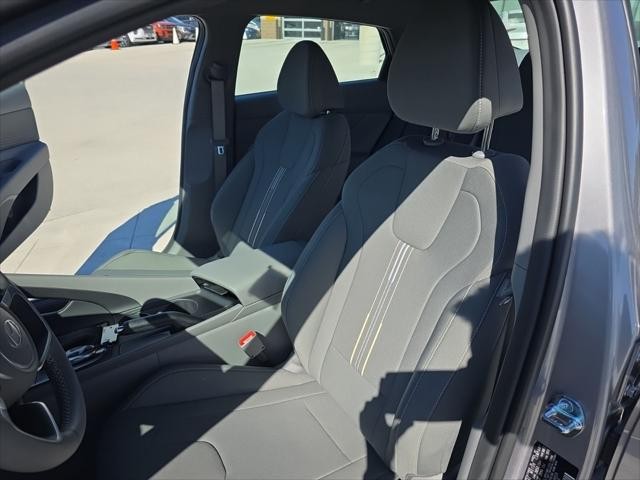 Hyundai Elantra Vehicle Full-screen Gallery Image 24