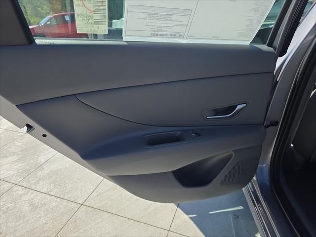 Hyundai Elantra Vehicle Full-screen Gallery Image 25