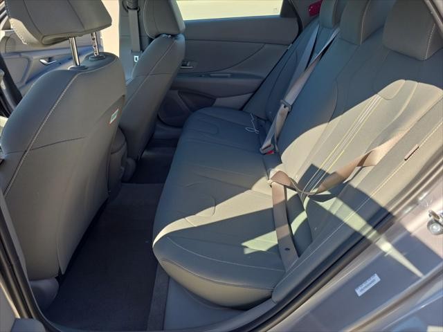 Hyundai Elantra Vehicle Full-screen Gallery Image 26