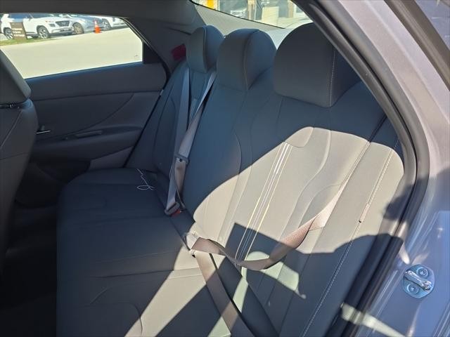 Hyundai Elantra Vehicle Full-screen Gallery Image 27