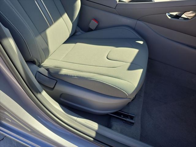Hyundai Elantra Vehicle Full-screen Gallery Image 28