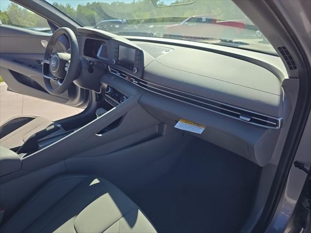 Hyundai Elantra Vehicle Full-screen Gallery Image 29