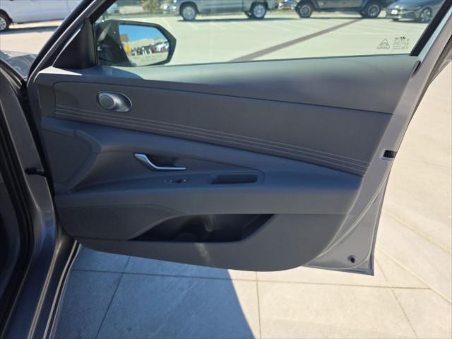 Hyundai Elantra Vehicle Full-screen Gallery Image 30