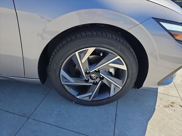 Hyundai Elantra Vehicle Full-screen Gallery Image 31