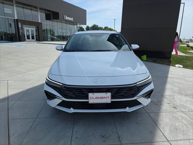 Hyundai Elantra Vehicle Full-screen Gallery Image 2