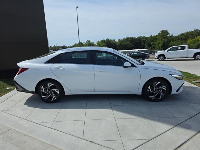 Hyundai Elantra Vehicle Full-screen Gallery Image 4