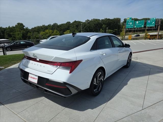 Hyundai Elantra Vehicle Full-screen Gallery Image 6