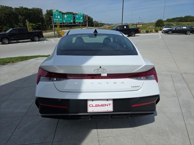 Hyundai Elantra Vehicle Full-screen Gallery Image 7