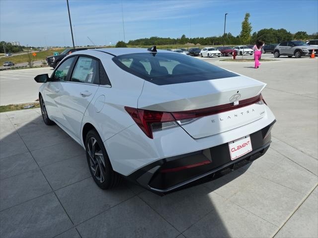 Hyundai Elantra Vehicle Full-screen Gallery Image 8