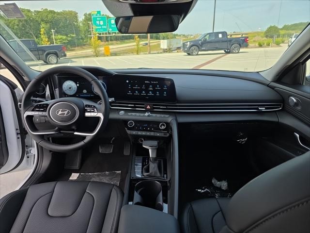 Hyundai Elantra Vehicle Full-screen Gallery Image 10