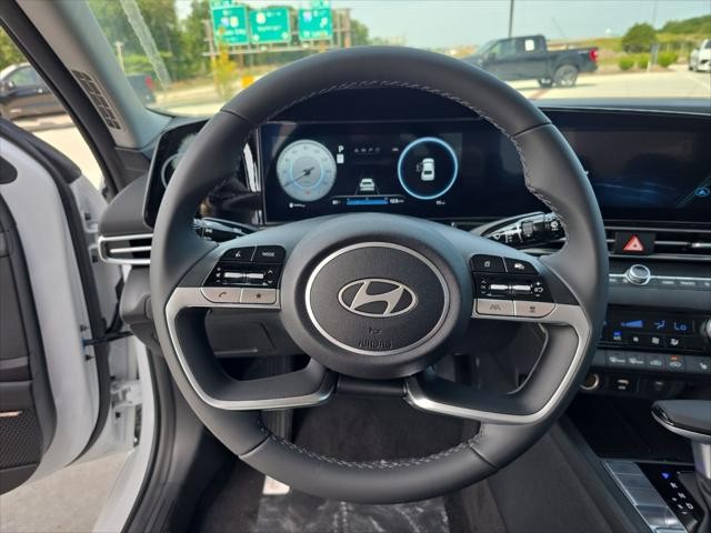 Hyundai Elantra Vehicle Full-screen Gallery Image 12