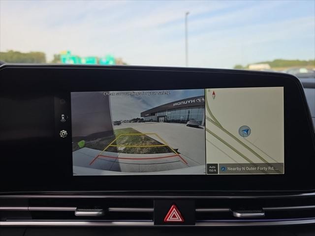 Hyundai Elantra Vehicle Full-screen Gallery Image 18