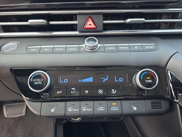 Hyundai Elantra Vehicle Full-screen Gallery Image 19